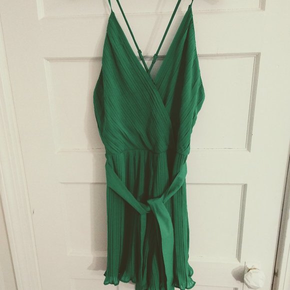 Beyond Words Kelly Lime Green Smocked Pleated V-Neck Criss Cross Strap Romper M - Picture 3 of 14